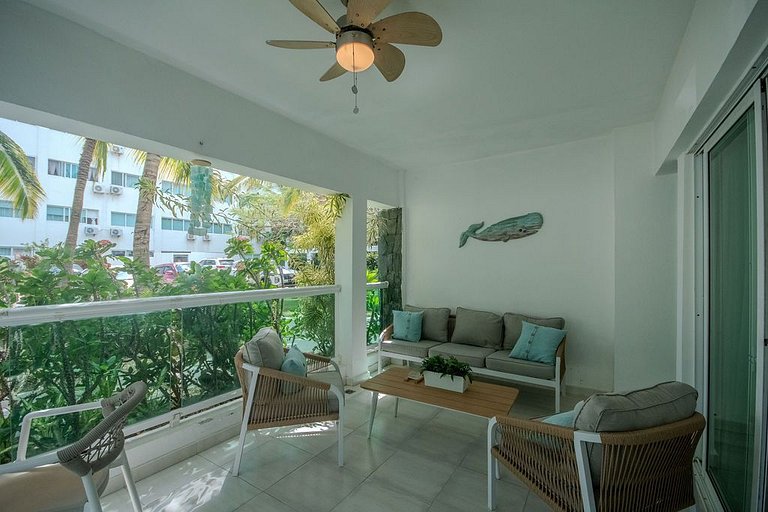 Two minute walk to the beach with a swimming pool