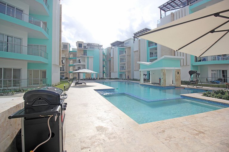 Spacious 1 bedroom PH just steps from the beach
