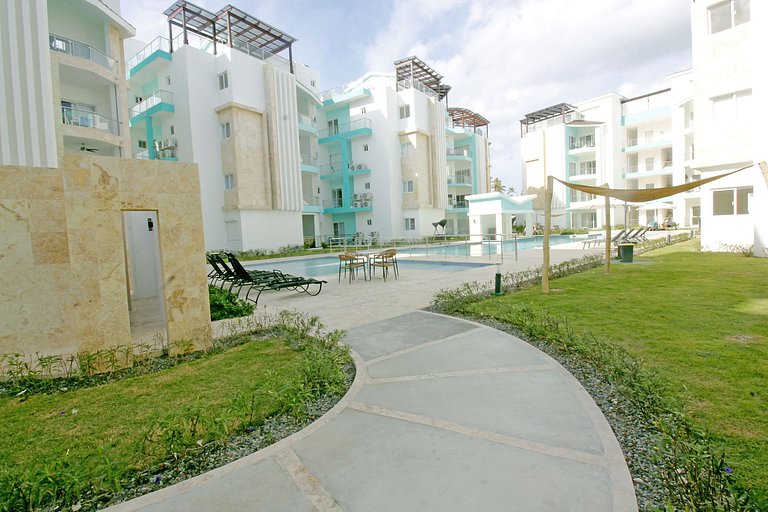 Spacious 1 bedroom PH just steps from the beach