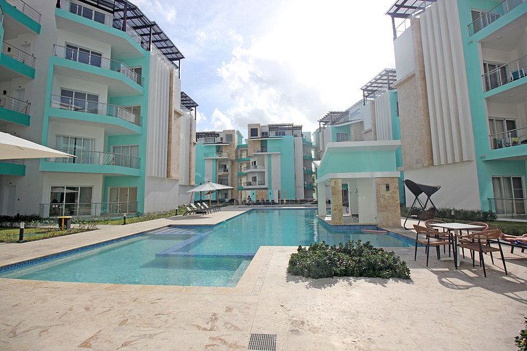 Spacious 1 bedroom PH just steps from the beach