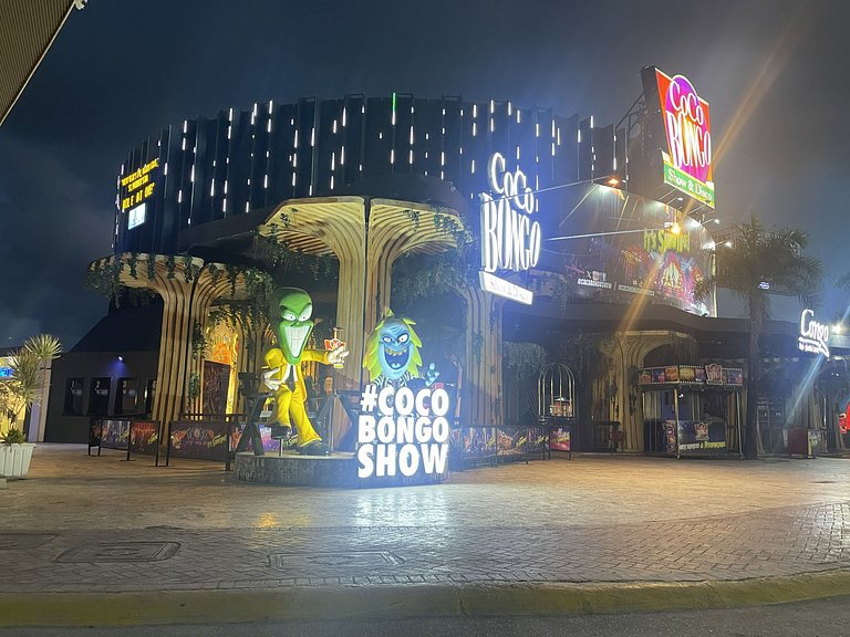 A pasos de Coco Bongo y la vida nocturna